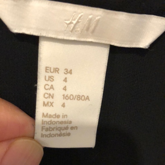 H&M sleeveless black shirt - Picture 2 of 8